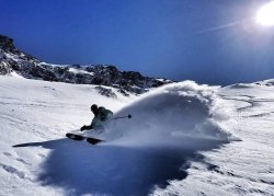 Tous les guides, moniteurs et coach de l'équipe Snowlegend à La Grave sont des passionnés de ski freeride, de snowboard, de splitboard ou de ski de randonnée. Chacun son style de glisse, mais une valeur partagée par tous, le professionnalisme pour vous encadrer en toute sécurité à la Grave, La Meije