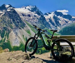 Pour les sportifs : le Lac du Pontet depuis La Grave en passant par les hameaux typiques, l'Aiguillon offre une vue exceptionnelle sur (...)